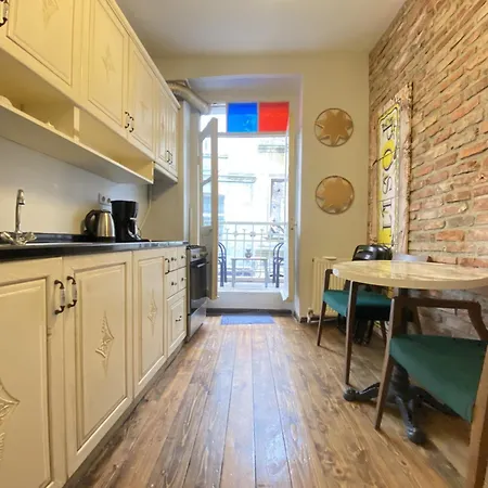 アパート Authentic Beyoglu Flat 2br W Brick Walls Vint